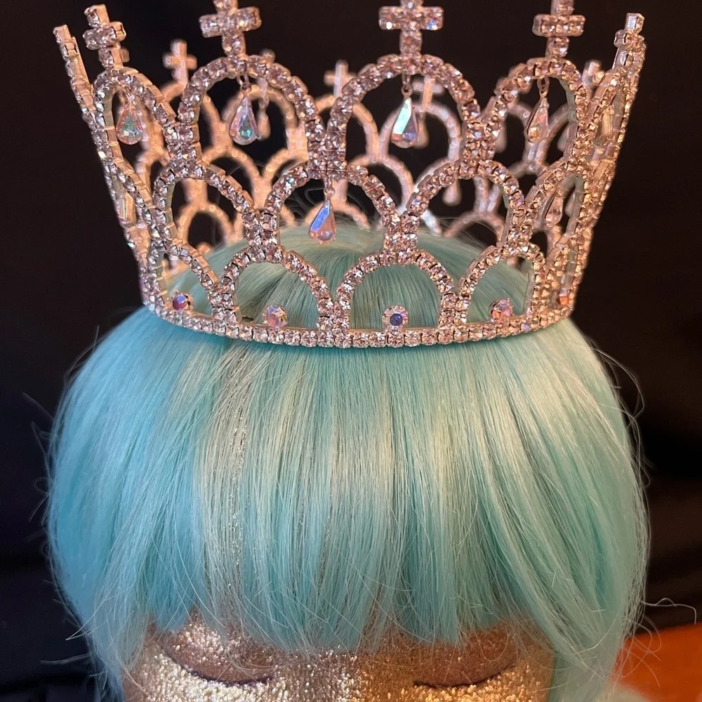 Exquisite Vintage Silver Crown with Luminescent Teardrop Crystal Embellishments